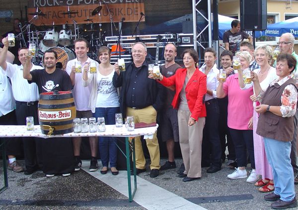 Gruppenfoto beim Fassbieranstich auf dem Oppenauer Stadtfest 2013 mit SPD-Bundestagsabgeordnete Elvira Drobinski-Weiß