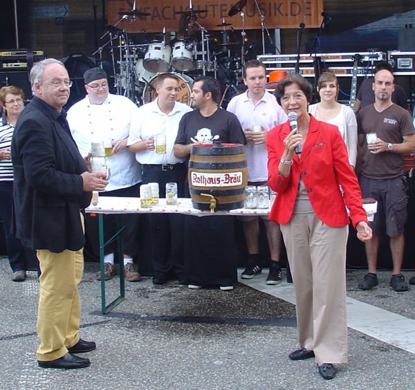 Elvira Drobinski-Weiß beim Fassanstich auf dem Oppenauer Stadtfest 2013