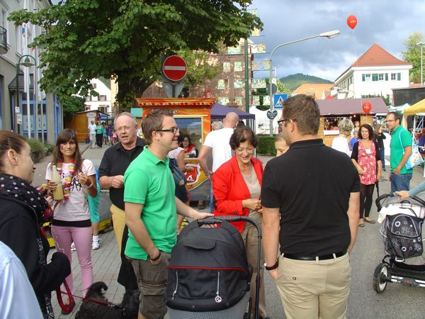 Elvira Drobinski-Weiß im Gespräch mit Stadtfestbesuchern